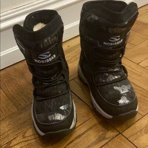 Snow boots, Black with a hint of silver, size 29